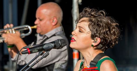 Il Festival del Sole con la Magia di Natalia Lafourcade: Un'Esplosione di Musica e Cultura Messicana!